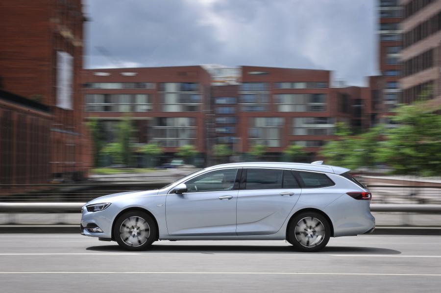  Opel Insignia Sports Tourer Turbo D 2017 года  (фото 7 из 40)